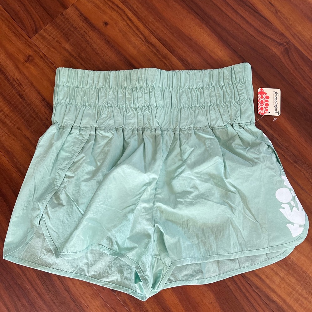 Free people active shorts NWT size large 💕💕💕🛒